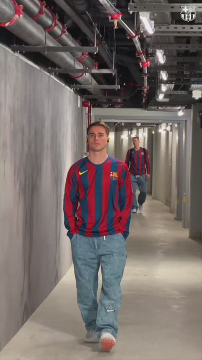 La camiseta retro de Ronaldinho con la que los jugadores del Barça llegaron al Camp Nou