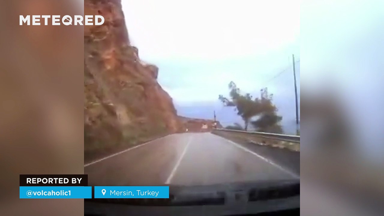 A massive landslide surprises a driver in Turkey