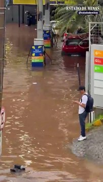 Avenida Cristiano Machado completamente alagada em BH