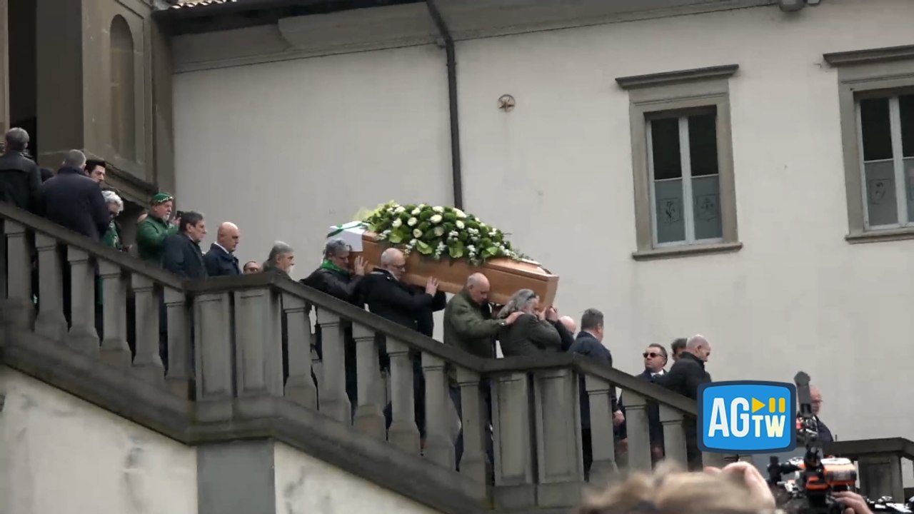 Funerali Bossi,a Pontida l’uscita del feretro tra i cori: «Bruciare il tricolore»