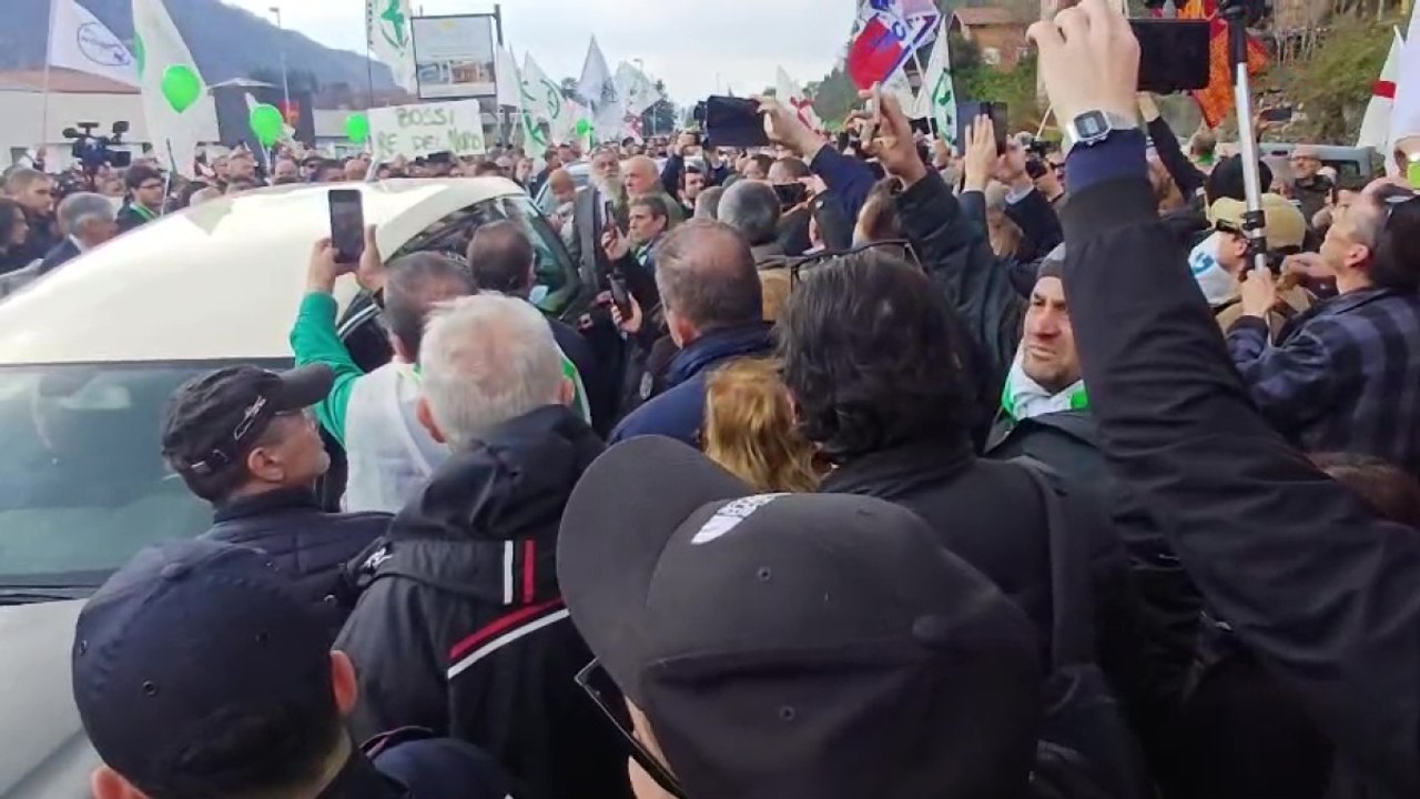 Pontida, il feretro di Umberto Bossi davanti al pratone: il suono della cornamusa e gli applausi