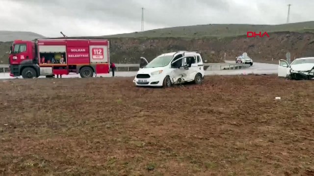Bingöl’de hafif ticari araçla otomobil çarpıştı: 1’i ağır, 13 yaralı