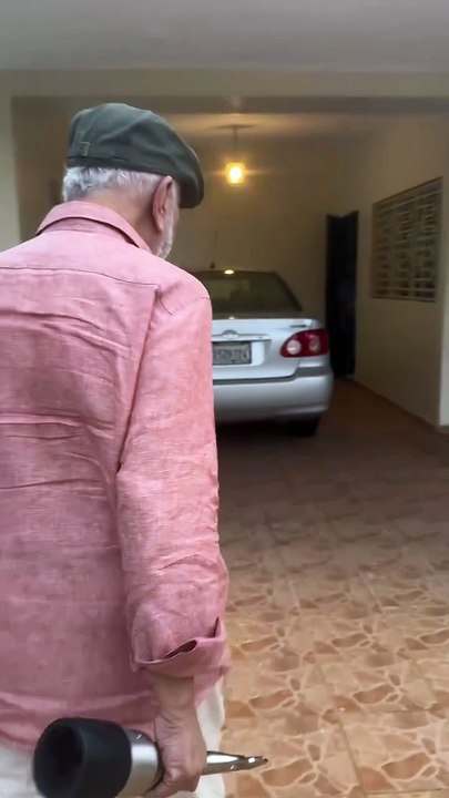 Jochy Santos sorprende a su madre y le entrega el Gran Soberano