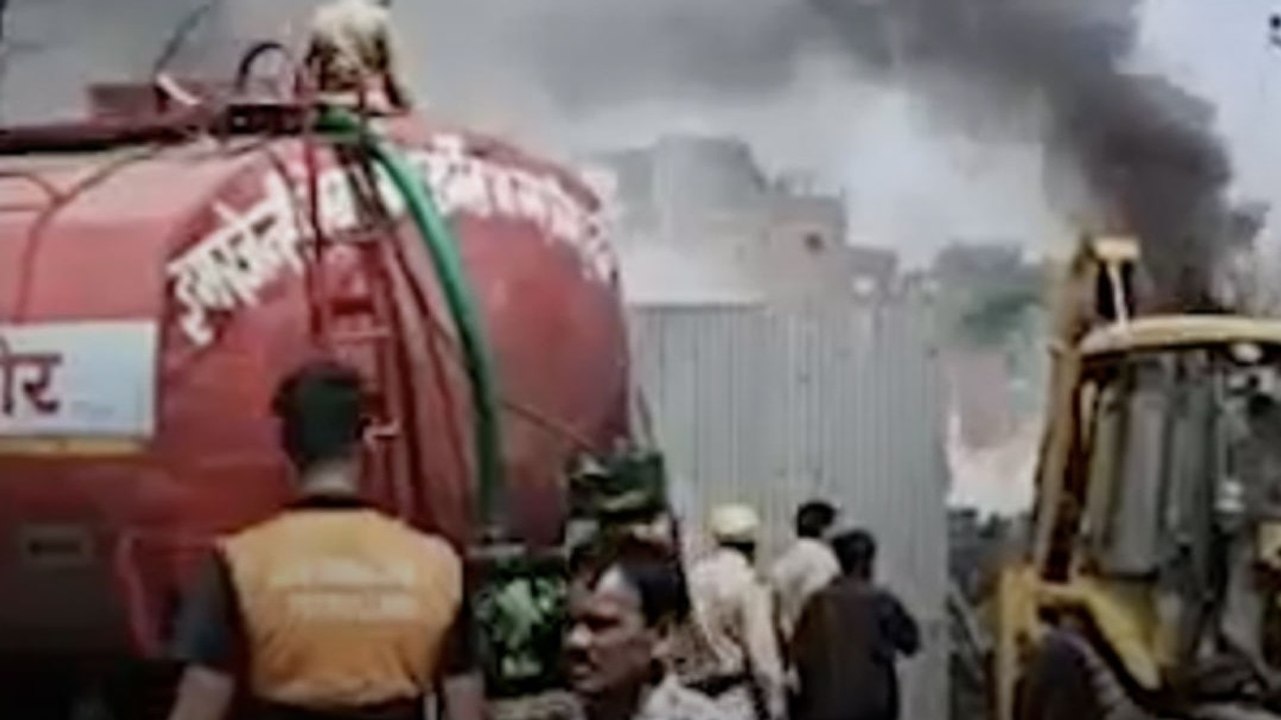 इंदौर के स्क्रैप प्लास्टिक गोदाम में लगी भीषण आग