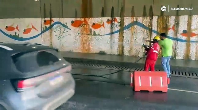 Prefeitura faz limpeza dos estragos causados pelas fortes chuvas na avenida Silviano Brandão