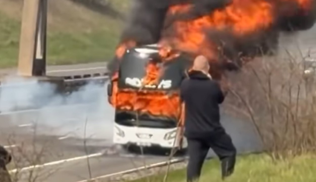 Paura per i tifosi del Man City diretti a Wembley: bus in fiamme sulla M6 - VIDEO