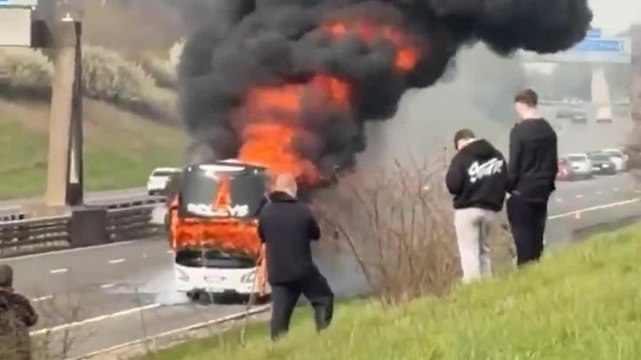 Paura Manchester City: il bus dei tifosi prende fuoco in autostrada