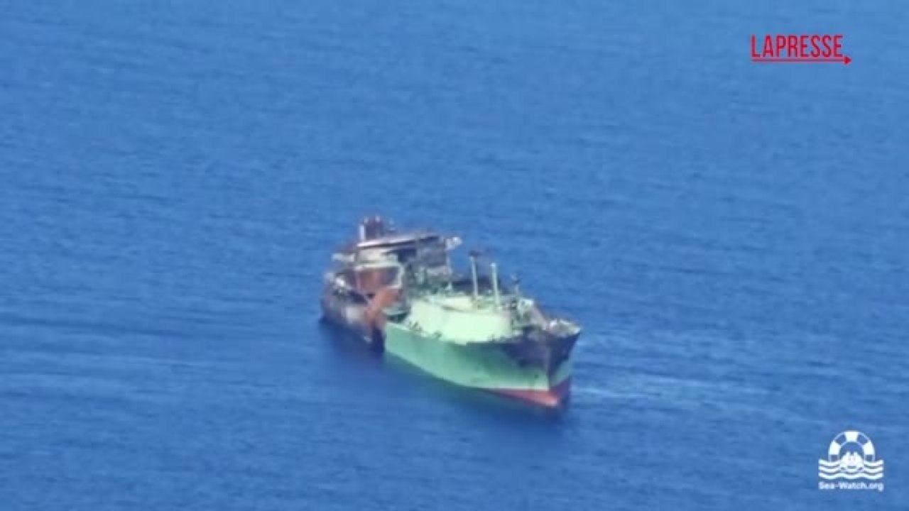 I video della petroliera russa alla deriva nel Mediterraneo: il rischio di un disastro ambientale