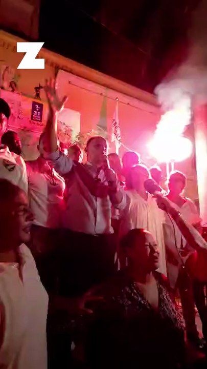 Emmanuel Séraphin, triomphant, fête sa victoire devant la mairie