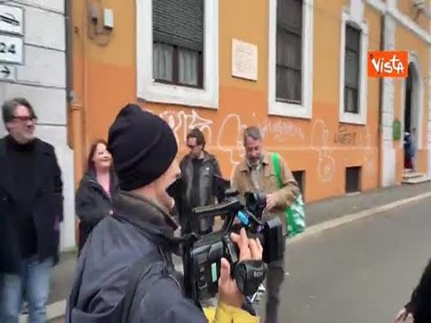 Referendum giustizia, applausi per Elly Schlein all’arrivo al seggio per il voto
