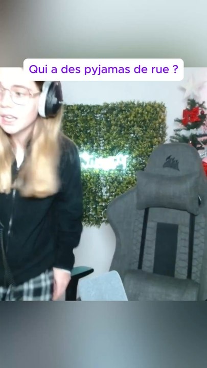 À quel moment c’est devenu une tenue normale pour sortir ?Vous validez ou pas ?Je suis en live tous les jours à 15 heures.