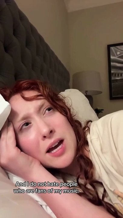 Chappell Roan apresenta sua versão sobre incidente com enteada de Jorginho, do Flamengo