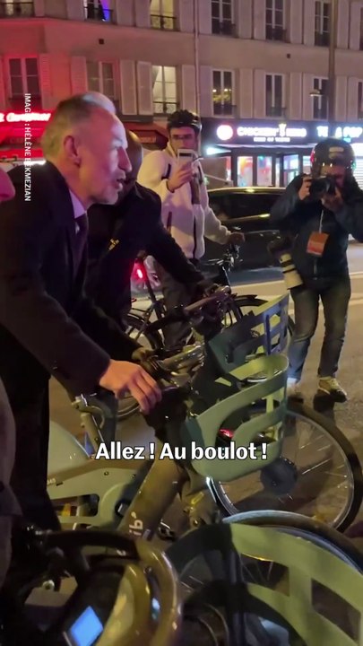 Emmanuel Grégoire, nouveau maire élu de Paris, quitte son QG de campagne à vélo pour rejoindre l'Hôtel de ville