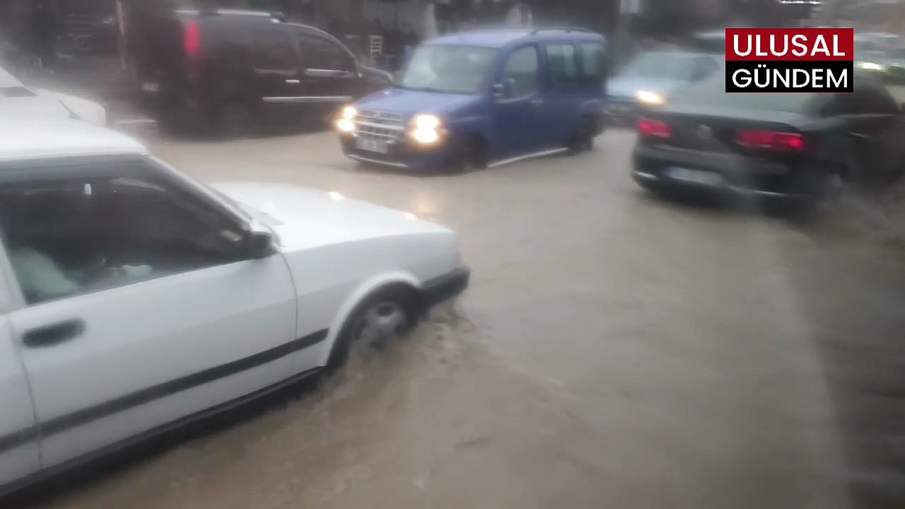 Şanlıurfa sel sularına teslim: Balıklıgöl taştı, Mahsur kalan aile iş makinesiyle kurtarıldı!