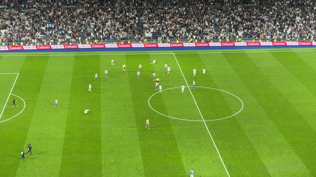 La CELEBRACIÓN del REAL MADRID en el CÉSPED del BERNABÉU vs. ATLÉTICO DE MADRID