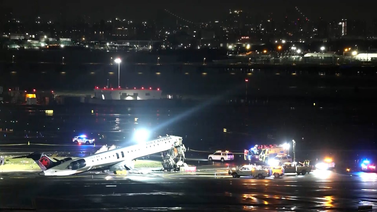 Dos personas mueren tras la colisión entre un avión y un camión de bomberos en LaGuardia de NY