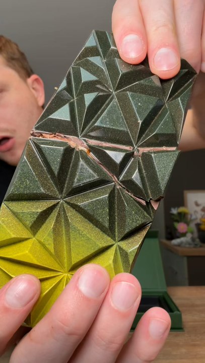 Tablettes fourée ultra originales 😱✨ que ce soit une tablette à la pomme, cannelle, noix de Pécan, ou encore caramel aux fruits de la passion, mais aussi Caï pistache la fameuse tablette de Dubaï, mais également ganache aux framboises et caramel.