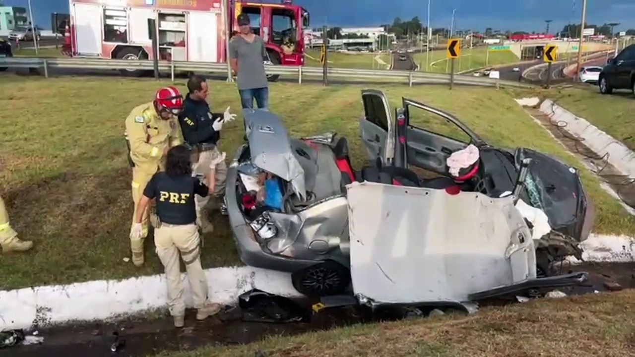 Carro capota no Trevo Cataratas e deixa três feridos em Cascavel