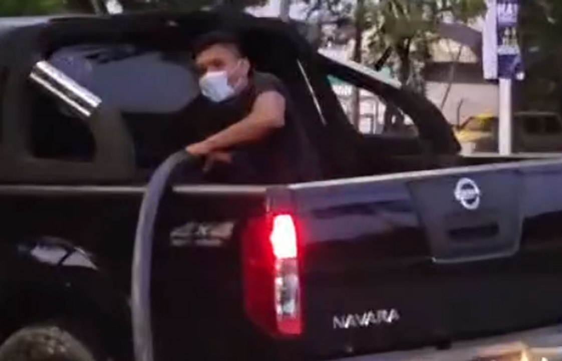 猖狂！光天化日偷电缆 贼人无视喝止照样干