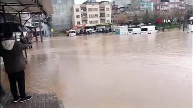 Şanlıurfa'yı önce sağanak ardından sel vurdu; duvarlar yıkıldı, yollar, evler, oteller sular altında