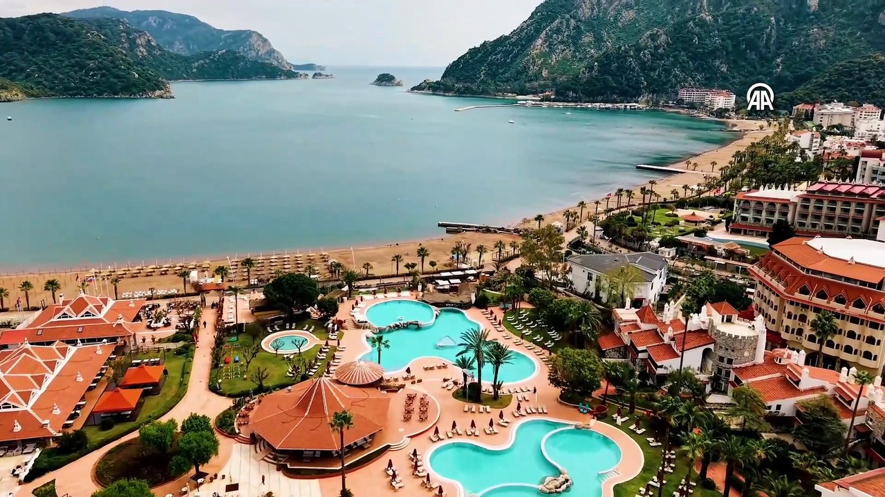 Marmaris'te turizm sezonu başladı: İlk turist kafilesi çiçekle karşılandı