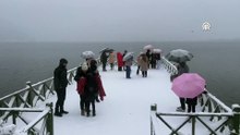 Abant ve Gölcük'te tatil keyfi kar yağışı ile taçlandı