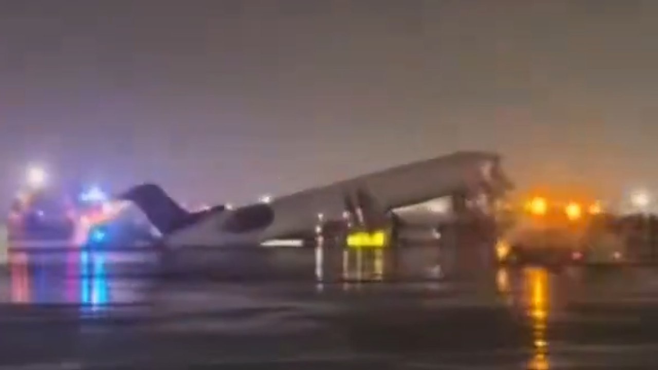 New York, il video dopo lo scontro al LaGuardia tra un aereo (che atterrava) e un mezzo dei vigili del fuoco (che attraversava la pista)