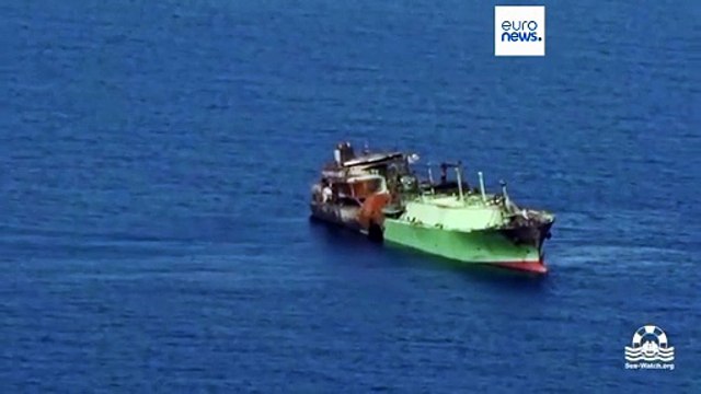Un vídeo muestra a un petrolero ruso sin tripulación a la deriva en el Mediterráneo