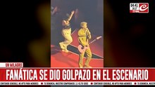 Fanática de reconocido artista cae del escenario y preocupa a todos