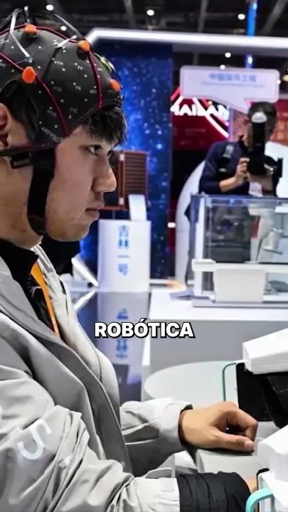 China autoriza implantes cerebrales que permiten mover la mano con el pensamiento.