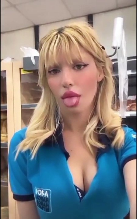 Üç harfli bir markette çalısan bir kadın sosyal medyada begeni yağmuruna tutuldu