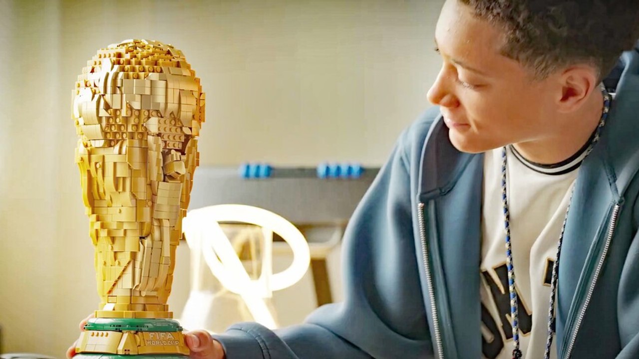 Wer Fußball sowie Lego gleich gut findet und 180 Euro übrig hat, kann sich schon jetzt den WM-Pokal 2026 ins Regal stellen