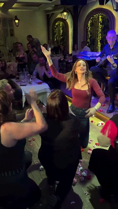 Η Μπέττυ Μαγγίρα χορεύει ζεϊμπέικο με την ψυχή της