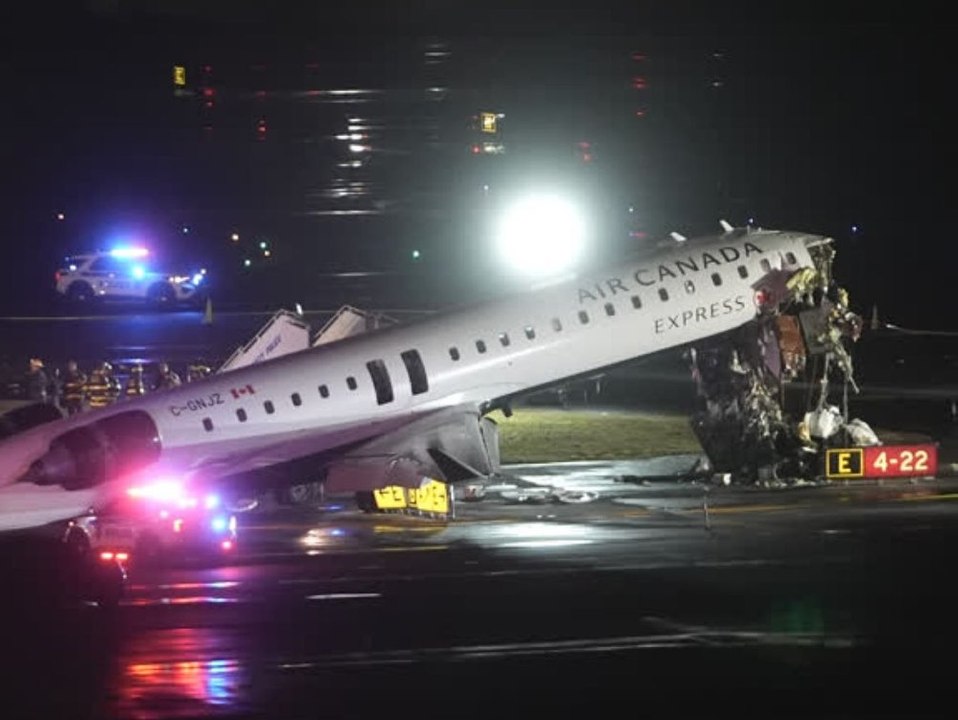 Horror-Crash am Flughafen: Flugzeug kracht in Feuerwehrwagen
