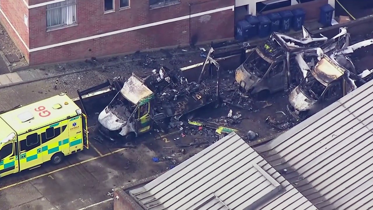 Luftaufnahmen zeigen Brandanschlag-Spuren an jüdischen Rettungswagen in London