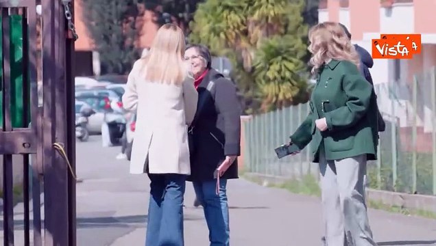 Meloni si fa un selfie con delle sostenitrici dopo il voto per il referendum sulla giustizia