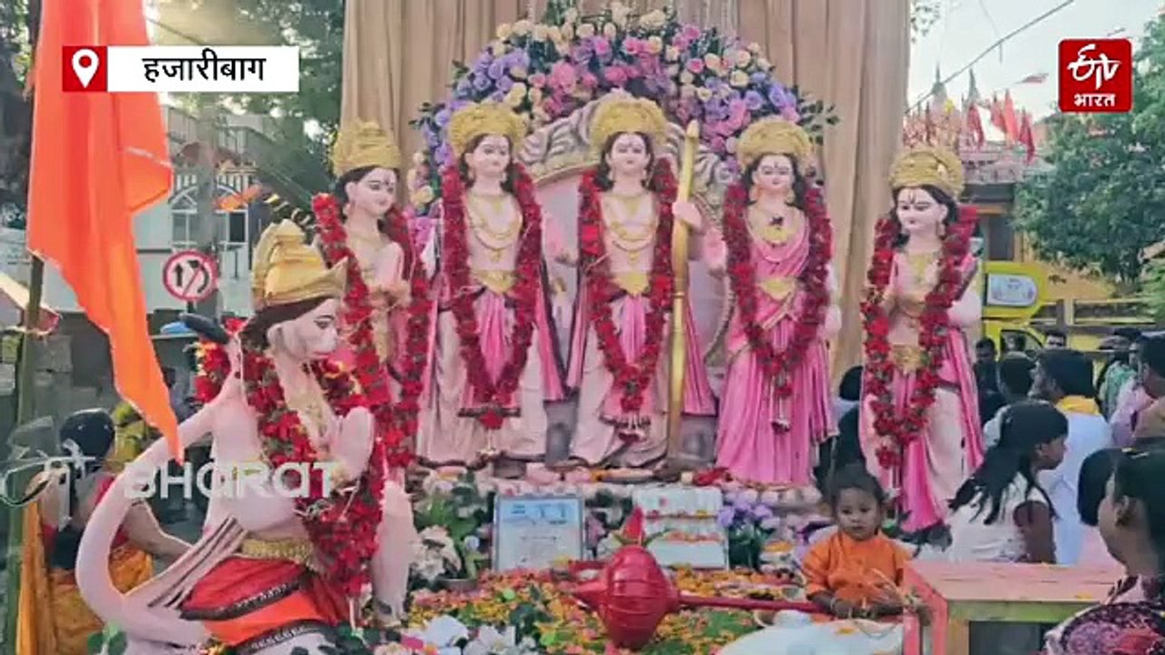हजारीबाग में रामनवमी की धूम, हिसार से आए कलाकारों ने सड़क पर दिखाए करतब, विराट काली बनी आकर्षण का केंद्र