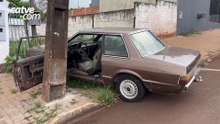 Idoso bate o carro em poste e fica ferido