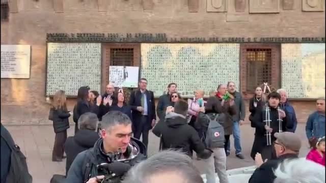 Bologna, i sostenitori del No festeggiano cantando Bella ciao davanti al Sacrario dei caduti in piazza del Nettuno