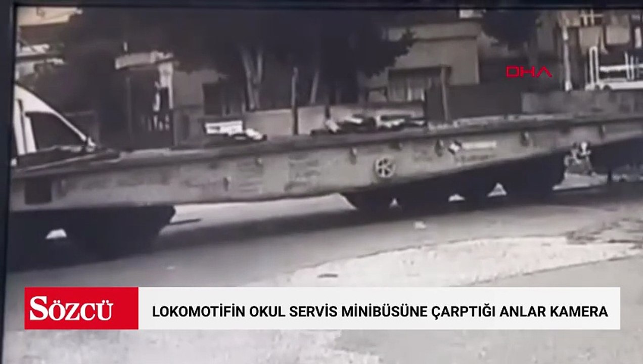 Lokomotifin okul servis minibüsüne çarptığı anlar kamera