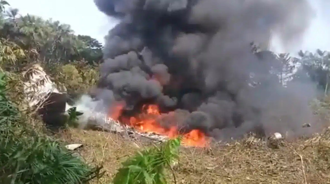 Un avión de la Fuerza Aérea colombiana se estrella tras despegar en el sur de Colombia