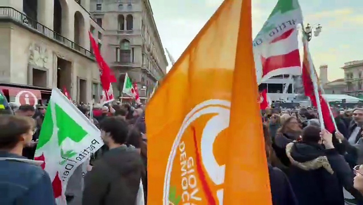 Milano, in piazza Duomo si festeggia con Bella Ciao la vittoria del no al referendum