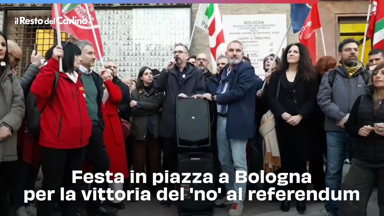 Festa in piazza a Bologna per la vittoria del 'no' al referendum
