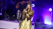 Claudia Leitte canta Die With A Smile em Curitiba