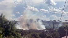 Bombeiros combatem incêndio de grandes proporções em mata nos fundos do Dom Pedro I