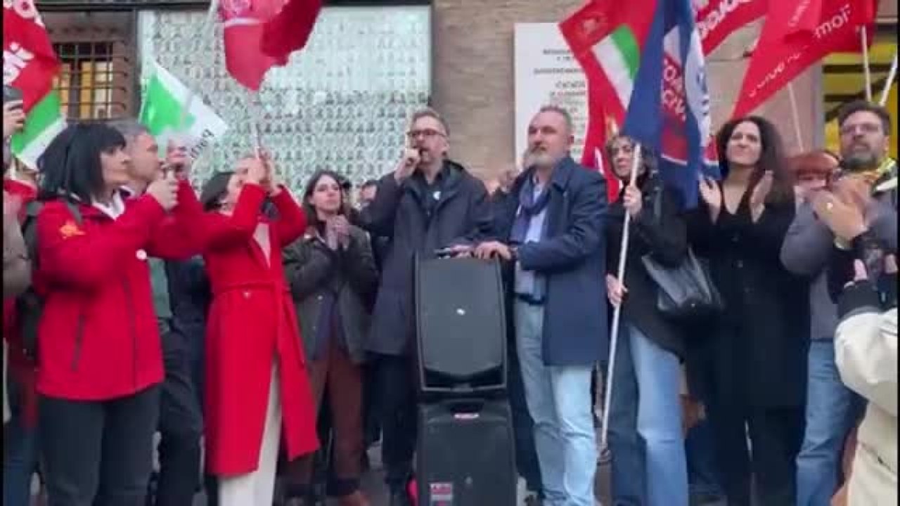 Bologna, il video del discorso di Lepore in piazza del Nettuno dopo la vittoria del No al referendum: «Questa città non ha mai avuto un dubbio su da che parte stare»