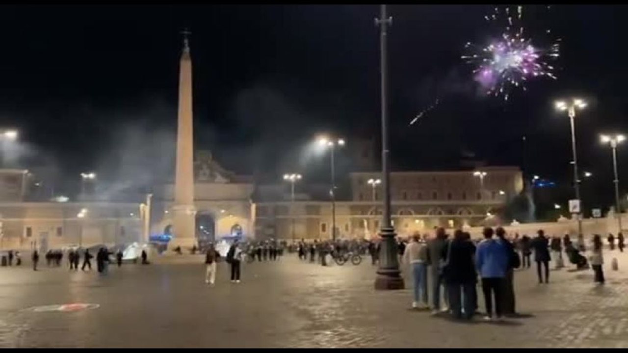 Referendum, fuochi d'artificio a piazza del Popolo a Roma per il No