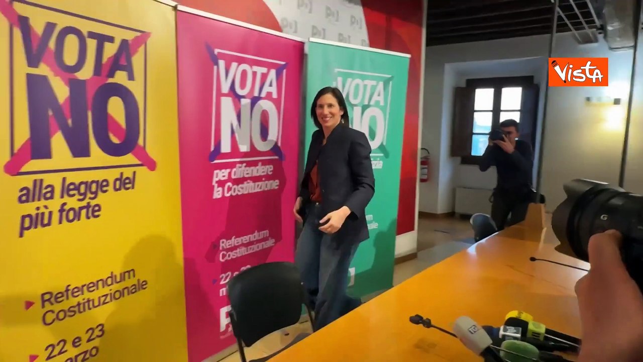 Applausi all’arrivo di Elly Schlein al Pd per conferenza dopo vittoria al Referendum