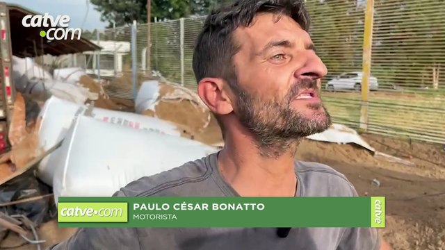 A carga pendeu , diz motorista sobre tombamento de caminhão na BR-277 em Cascavel
