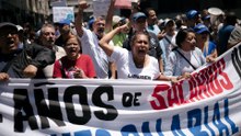 Una protesta salarial en Venezuela se encuentra con una manifestación chavista